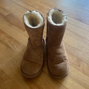Uggs Kids Classic II Short Sheepskin Boots Size 5